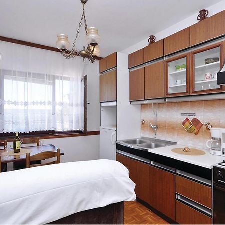 2 Bedroom Lovely Apartment In Starigrad Paklenica Eksteriør bilde